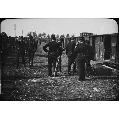 [Artilleurs près d'une rame de wagons de marchandise, 1875].