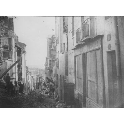 [Guerre de 1870. Saint-Cloud. Rue Royale].