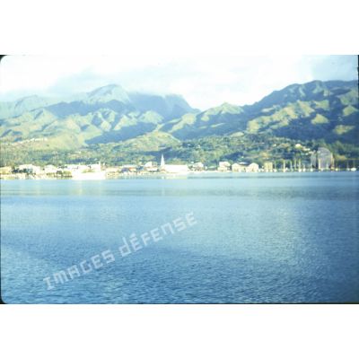 Vue du dock : le port de Tahiti, Papeete et la montagne. [légende d'origine]