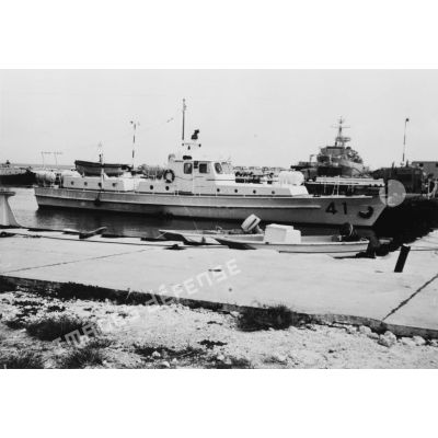 Avril 1971. Moruroa. Dans le port de Moruroa, une VTP qui assure la liaison avec Dindon à 1 heure de bateau devant les speed-boat du CEA. [légende d'origine]