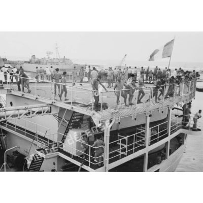 Samedi 10 avril 1971. Moruroa. Sur le pont d'hélicoptère du bâtiment-base Maurienne au cours de l'appareillage. [légende d'origine]