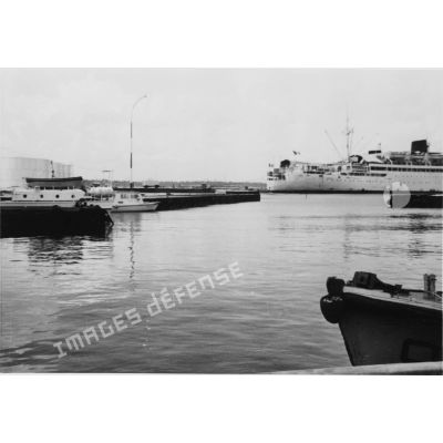 Avril 1971. Moruroa. Le port de Kathie. Au fond, les BB Moselle et Marne. A droite, les citernes d'eau douce. [légende d'origine]