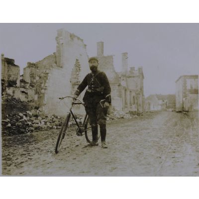 [Cycliste dans une rue en ruines à Saint-Hilaire-le-Grand].
