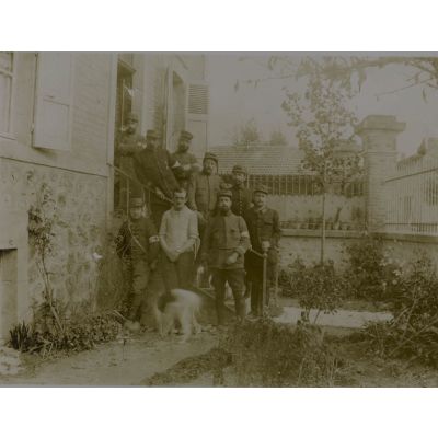 [Photographie de groupe du personnel médical du 138e régiment d'infanterie, maison Voinchet à Saint-Hilaire-le-Grand].