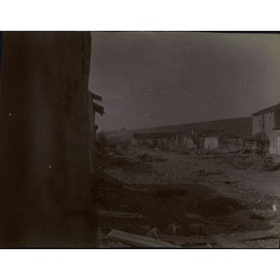 [Village endommagés par les bombardements lors de la pemière guerre mondiale].