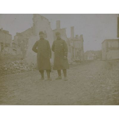 [Portrait de deux militaires dans une rue en ruine].
