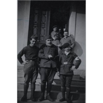 [Octobre 1931 - octobre 1932. Photographie de groupe de la 17e section d'infirmiers militaires de Toulouse en intérieur].