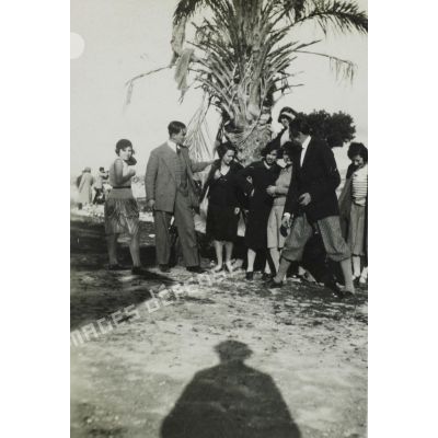 [Photographie de groupe devant un palmier].