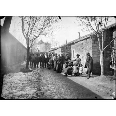 Camp de concentration de Berrouaghia. 16-2-15. Préau promenade (hommes et femmes). [légende d'origine]