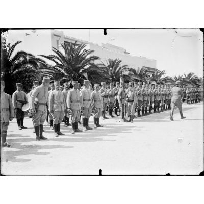 Bizerte. Prise d'armes. Bataillon serbe (formé à Bizerte) attendant d'être passé en revue par l'amiral Guépratte. [légende d'origine].