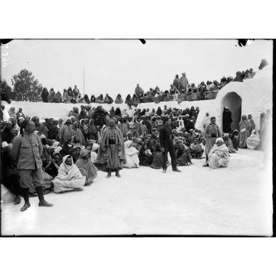 Ile de Djerba (sud tunisien). La cour de la mosquée où les indigènes vont passer devant une commission de recrutement. [légende d'origine].