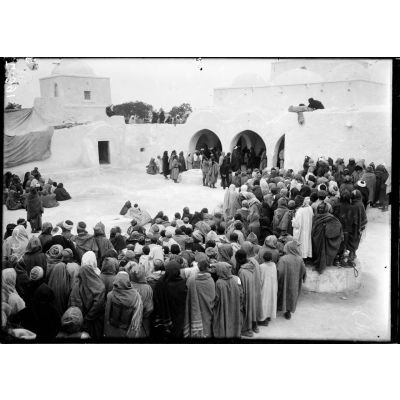 Ile de Djerba (sud Tunisie). Dans une cour de mosquée, l'appel des indigènes devant passer devant une commission de recrutement. 15.3.16. [légende d'origine].