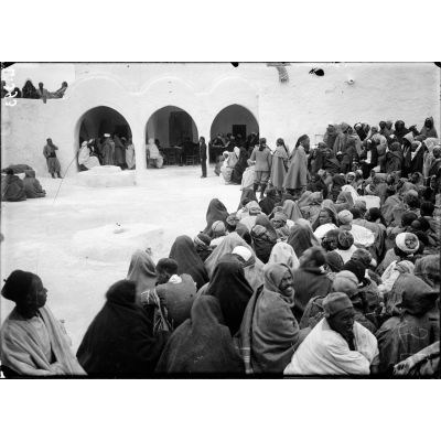 Ile de Djerba (sud tunisien). Dans la cour de la mosquée, groupe d'indigènes reconnus bons pour le service. Au fond, la commission de recrutement. 15.3.16. [légende d'origine].