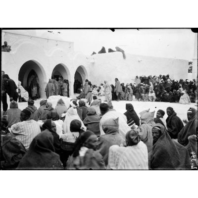 Ile de Djerba. Pendant la séance de la commission de recrutement. Les indigènes dans la cour attendant leur tour. 15.3.16.[légende d'origine].