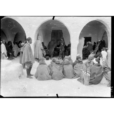 Ile de Djerba. Indigènes attendant leur tour de passer devant la commission de recrutement.15.3.16. [légende d'origine].