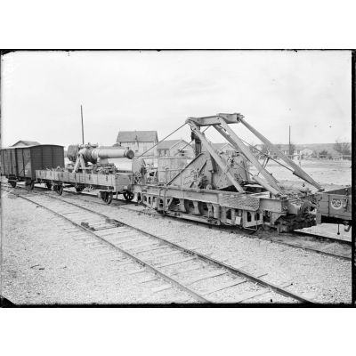 Arsenal de Mailly. Canon de 240 mm TR et son train (le fourgon à munitions, le canon, la plateforme avec affût). [légende d'origine]