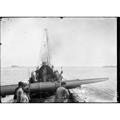 En mer. A bord du torpilleur 340. Exercice de lancement de torpilles. Mise en position de tir du tube lance-torpilles. [légende d'origine]
