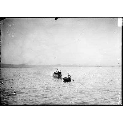 En mer. A bord du torpilleur 340. Le canot ramassant les toprilles lancées. [légende d'origine]