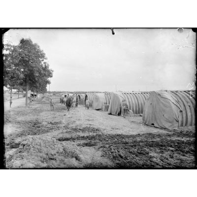 Camp de Somme-Tourbe. Dépôt de munitions. Les abris. [légende d'origine]