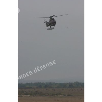 Un hélicoptère Puma SA-330 équipé d'un radar Horizon passe au dessus du champ de manoeuvres lors de la présentation de matériel de l'armée de Terre à Mourmelon.