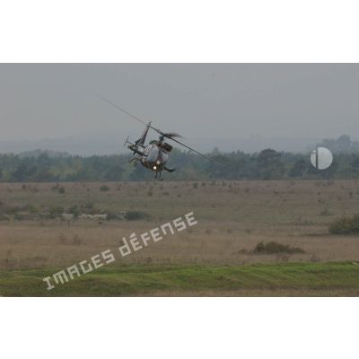 Une Gazelle Viviane survole le champ de manoeuvre de Mourmelon lors de la présentation de matériel de l'armée de Terre.