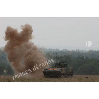 Explosion à proximité d'un AMX-10 P sur le champ de manoeuvre de Mourmelon à l'occasion de la présentation de matériel de l'armée de Terre.