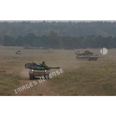 Un char Leclerc, un EBG (engin blindé du génie) et un AMX-10 P évoluent sur le champ de manoeuvre de Mourmelon à l'occasion de la présentation de matériel de l'armée de Terre.