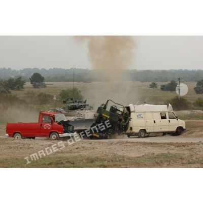 Destruction d'obstacles par un EBG (engin blindé du génie) sur le terrain de manoeuvre de Mourmelon lors de la présentation de matériel de l'armée de Terre.
