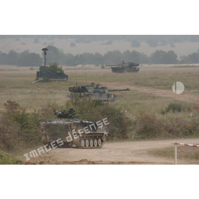 Un AMX-10 P et deux chars Leclerc manoeuvrent près d'un M-113 radar de l'armée belge lors de la présentation de matériel de l'armée de Terre à Mourmelon.