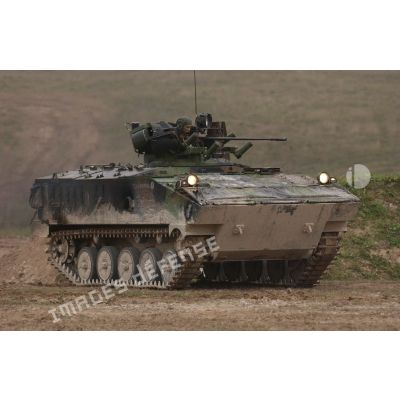 AMX-10 P avec servant en tourelle progressant sur le terrain de manoeuvre de Mourmelon lors de la présentation de matériel de l'armée de Terre.