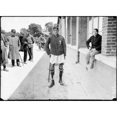 Saint-Maurice. Hôpital militaire 5 bis. Soldat Buveau amputé des 2 jambes au dessous des genoux, muni de jambes artificielles et chaussé. [légende d'origine]