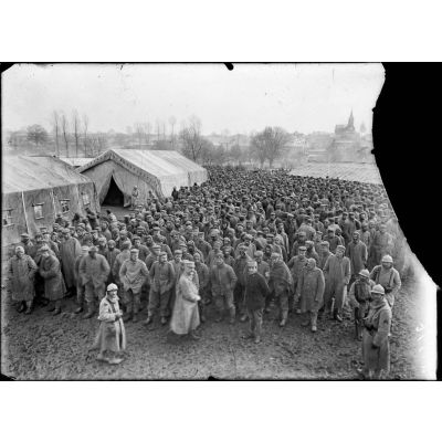 Au camp de Souilly dans la Meuse, rassemblement de prisonniers allemands [légende d'origine]