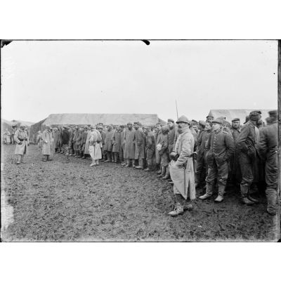 Au camp de Souilly dans la Meuse, rassemblement de prisonniers allemands. [légende d'origine]