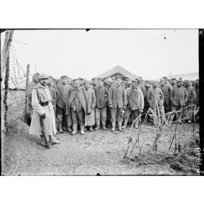 Camp de Souilly, Meuse. Rassemblement des prisonniers allemands. [légende d'origine]