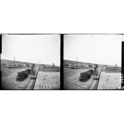 Fort de Douaumont. L'opérateur de la Section Photographique et Cinématographique de l'armée dans le terrain ravagé. [légende d'origine]