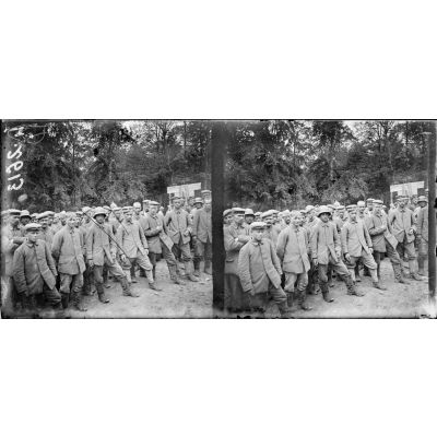 Bois de Béthelainville, Meuse, prisonniers allemands des plus jeunes classes. [légende d'origine]
