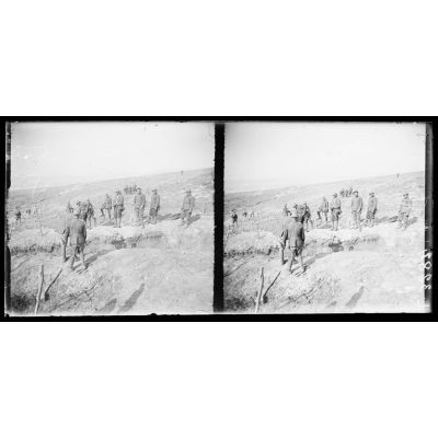 Beaumont, Meuse, soldats marocains posant des fils de fer barbelés dans le ravin Helly. [légende d'origine]
