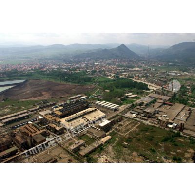 Vue aérienne de l'usine de batteries du complexe industriel Trepca.