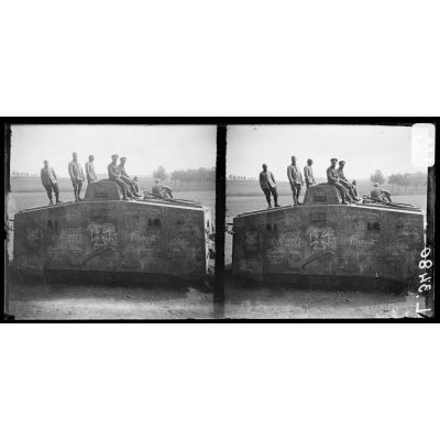Près Amiens. Tank allemand capturé à Villers Bretonneux. Remis en état et ramené à l'arrière. [légende d'origine]