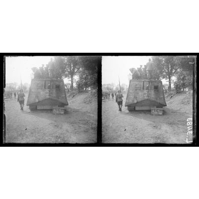 Près Amiens. Tank allemand capturé à Villers Bretonneux. Remis en état et ramené à l'arrière. [légende d'origine]