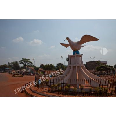 Sculpture au carrefour giratoire à Bangui.