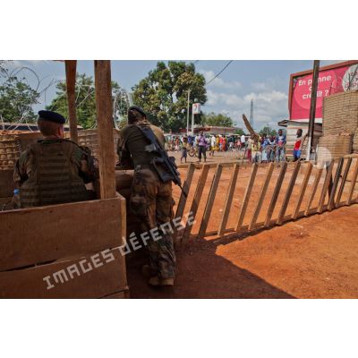 Checkpoint tenu par le SGTIA Gris et la MINUSCA à Bangui devant le bâtiment de la brigade de gendarmerie territoriale de PK 12.
