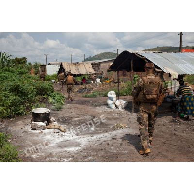 Patrouille à pied du SGTIA Rouge du GTIA Picardie dans une zone d'habitations de la ville de Bangui.