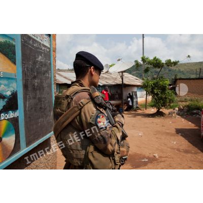 Patrouille à pied du SGTIA Rouge du GTIA Picardie dans une zone de marché à Bangui.