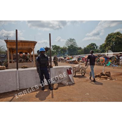 Checkpoint tenu par le SGTIA Gris et un casque bleu de la police rwandaise de la MINUSCA à Bangui devant le bâtiment de la brigade de gendarmerie territoriale de PK 12.