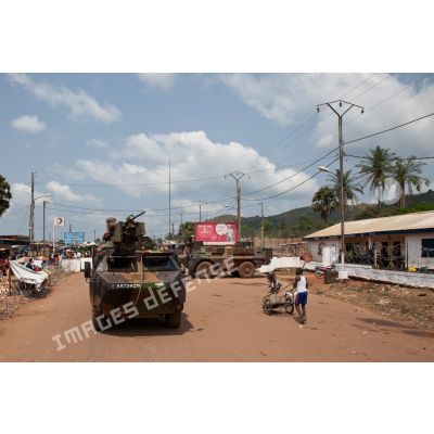 Départ en patrouille d'un VAB du SGTIA Rouge du GTIA Picardie dans la ville de Bangui depuis le bâtiment de la brigade de gendarmerie territoriale de PK 12. Une affiche incite à la prévention des MST.