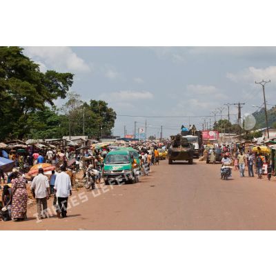 Patrouille en VAB du SGTIA Rouge du GTIA Picardie dans la ville de Bangui.