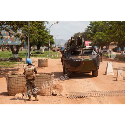 Patrouille en VAB du SGTIA Rouge du GTIA Picardie dans la ville de Bangui. Arrivée à checkpoint tenu par le SGTIA Gris et un casque bleu rwandais de la MINUSCA à Bangui devant le bâtiment de la brigade de gendarmerie territoriale de PK 12.