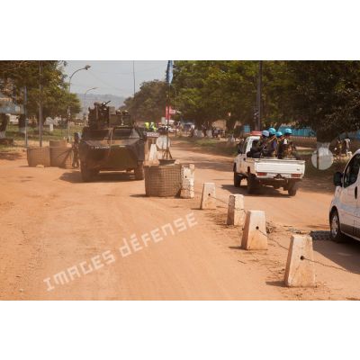 Patrouille en VAB du SGTIA Rouge du GTIA Picardie dans la ville de Bangui. Un véhicule 4x4 de l'ONU transporte des casques bleus de la police rwandaise.