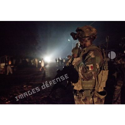 Patrouille à pied de nuit du SGTIA  Rouge du GTIA Picardie dans la ville de Bangui.